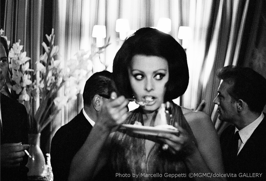Sophia Loren at Excelsior Hotel. Rome, June 1964.jpg